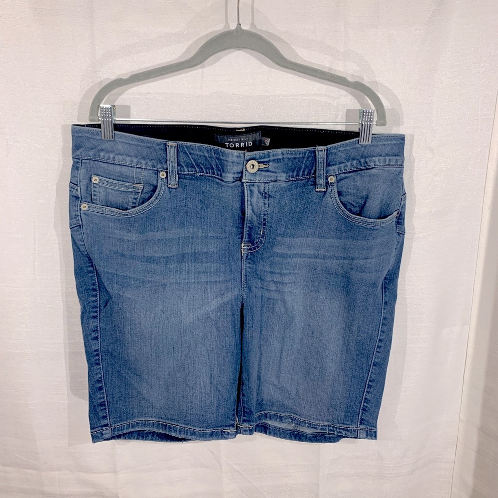 TORRID BOMBSHELL SKINNY BERMUDA SHORTS - PREMIUM STRETCH MEDIUM WASH